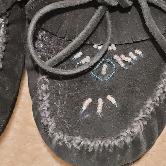 Size 7.5 - Black leather, lined moccasins with beadwork - Picture 5 of 8